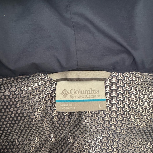 EUC Women's Columbia omni-shield hooded down jacket. - Picture 2 of 4